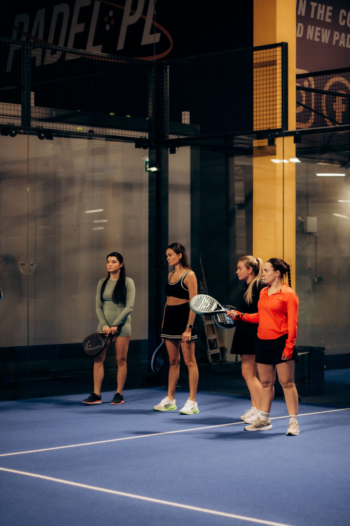 Komunitas padel di lapangan biru Padel Co.