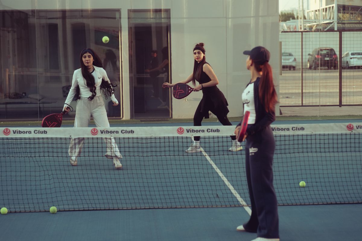 Pemain bermain padel ganda di lapangan Padel Co.